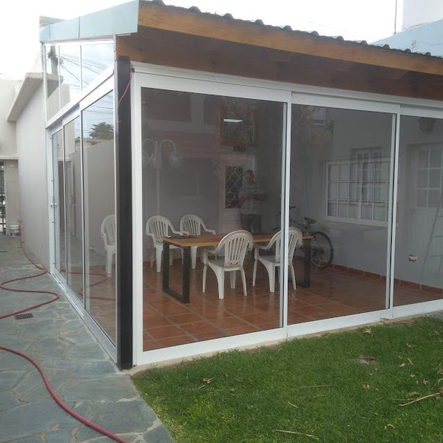 Cerramiento de balcón en aluminio blanco