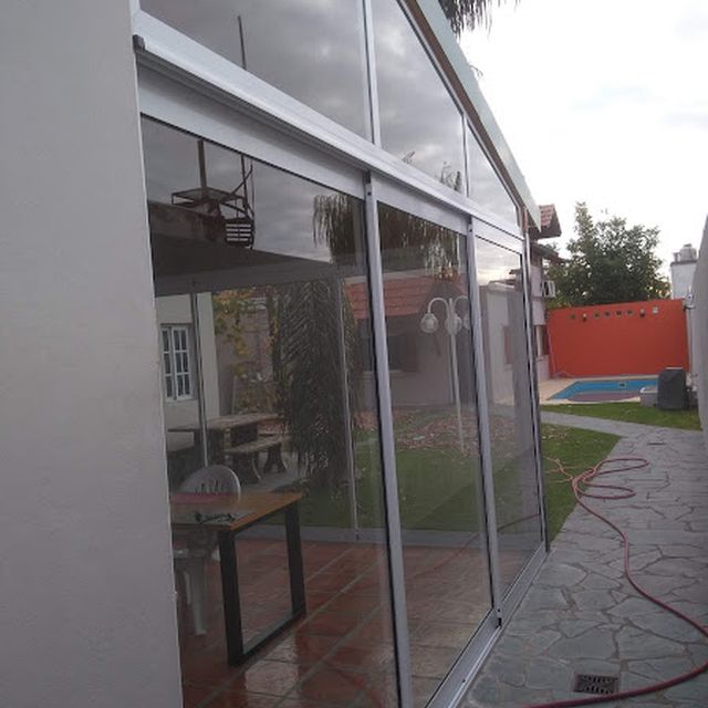Cerramiento vidriado con vista al jardín