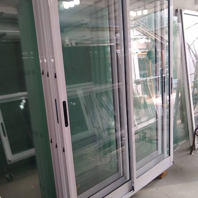 Puertas corredizas negras con vidrio