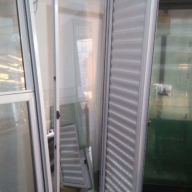 Ventanas y puertas para depósito