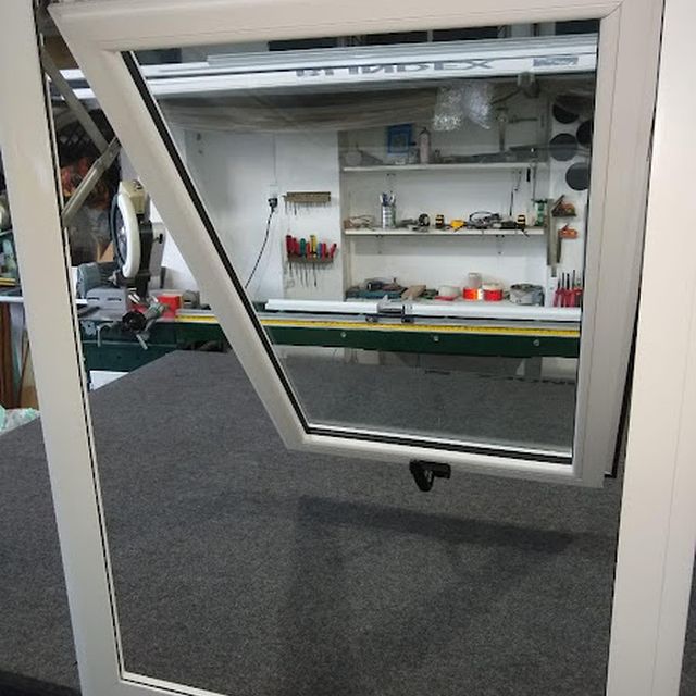 Puerta desplazable con celosía