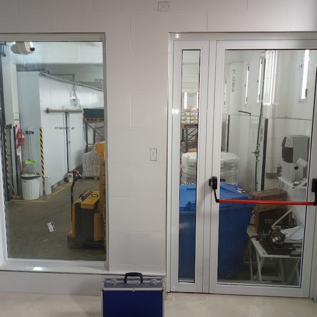 Ventana proyectante en taller