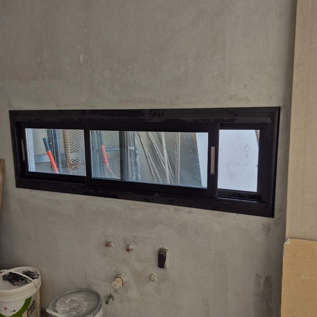 Frente de local con vidriera comercial