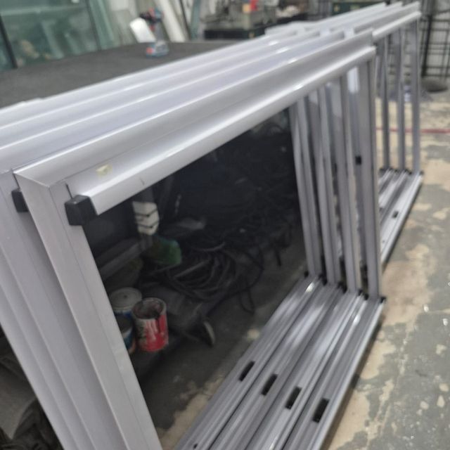 Instalación de ventana en frente comercial