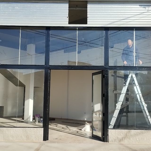 Frente comercial con puerta de acceso