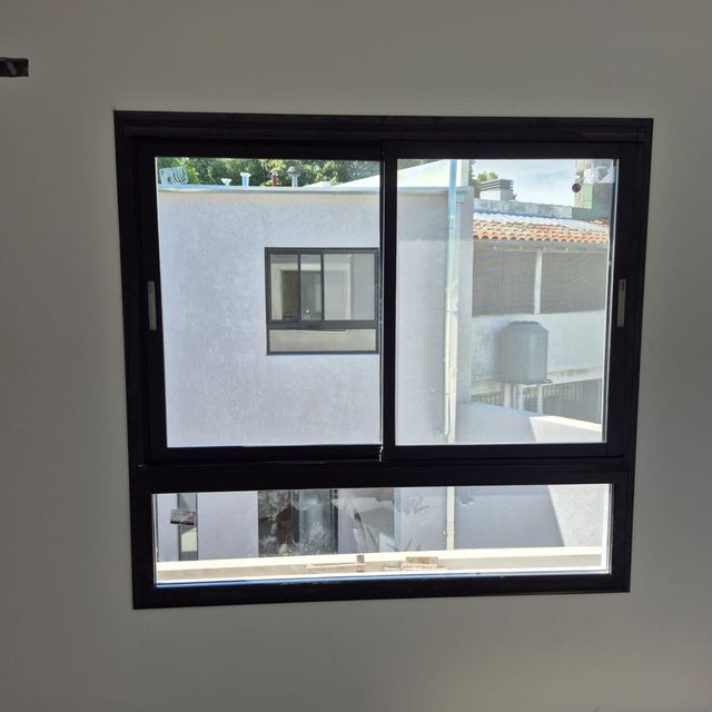 Ventana negra en dormitorio