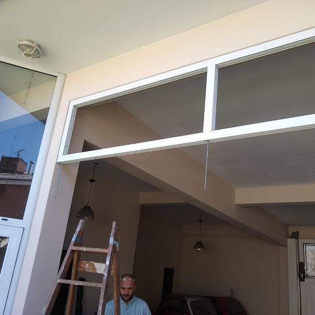 Ventana con banderola en obra nueva